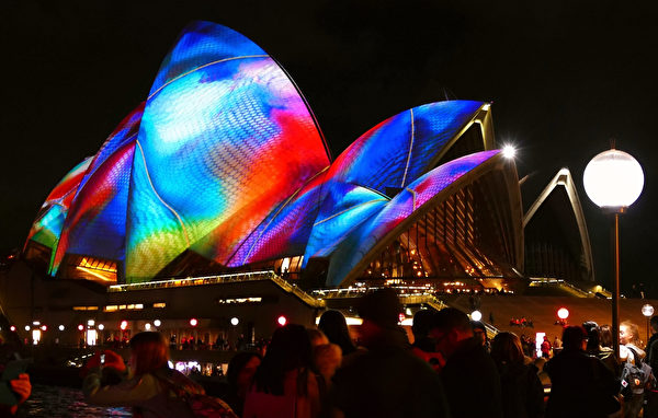 灯光节在地标性建筑悉尼歌剧院上投影的图案色彩缤纷。（安平雅／大纪元）