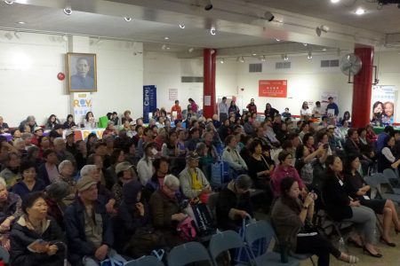 數百名社區民眾到中華公所聽講座，提問踴躍。