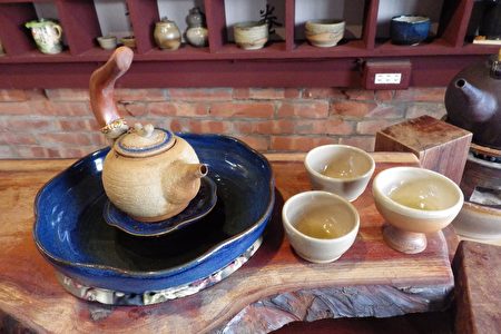 郭建佑用在地黏土創作的茶壺，造型獨特。（廖素貞／大紀元）