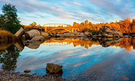 佛森（Folsom）一處老橋的湖光景色。（Shutterstock）