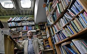 哥国垃圾工花20年收旧书 设图书馆助穷人