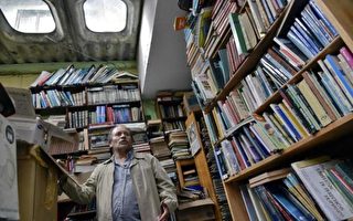 哥国清洁工花20年收旧书 设图书馆助穷人
