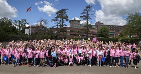 圖：參加「為媽媽行走」2017年乳腺癌防治募捐活動的全體人員。（聖名醫療中心提供）