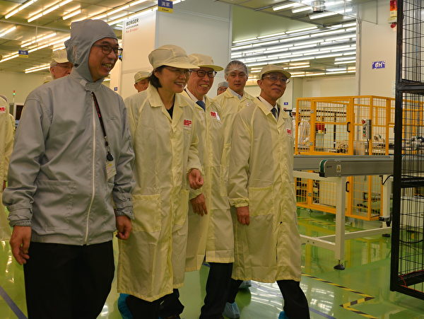 總統蔡英文(左2)參觀模組廠生產線。（新日光能源科技公司提供） 