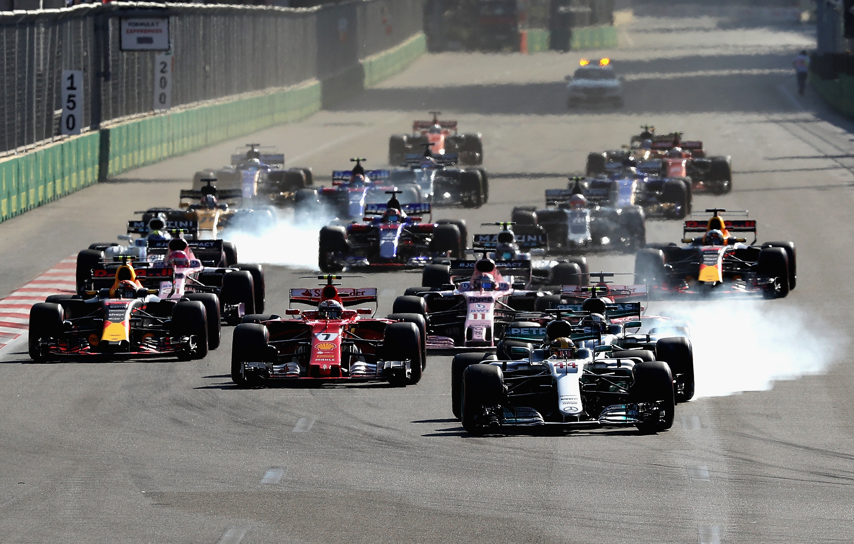 F1阿塞拜疆站正賽開始後,賽車起步進入第一個彎道前時的情景。(Mark Thompson/Getty Images)