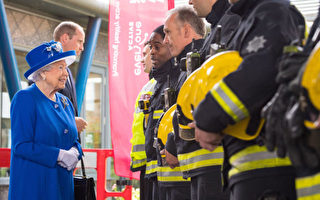 组图：伦敦大火30死76失踪 女王携威廉访灾民