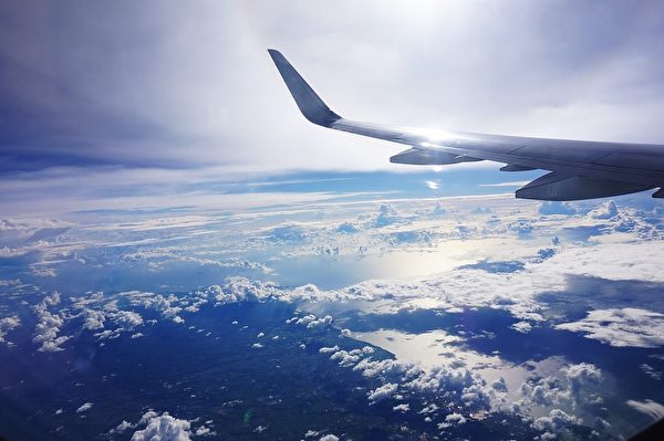 飞机在高空上的景色。（Pixabay）