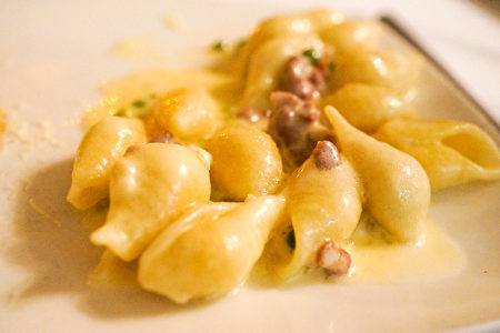 La Strada意大利餐廳的經典美食－火腿甜豆螺紋麵（Conchiglie panna, prosciutto & piselli）。（攝影：李旭生／大紀元）