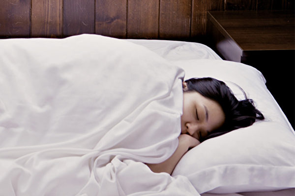 中医建议应遵循睡眠时间。长时间晚睡会给身体带来什么伤害？(Shutterstock)