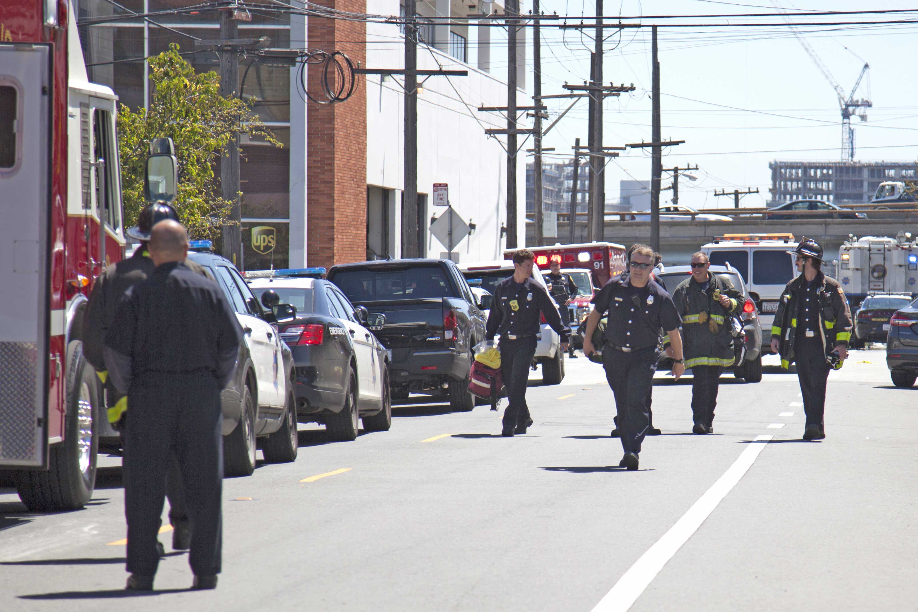 美國加州舊金山市警方表示,當地第17街和圣布魯諾大街(San Bruno Avenue)的UPS快遞公司發生槍擊。圖為趕到現場的消防員。(周鳳臨/大紀元﹚