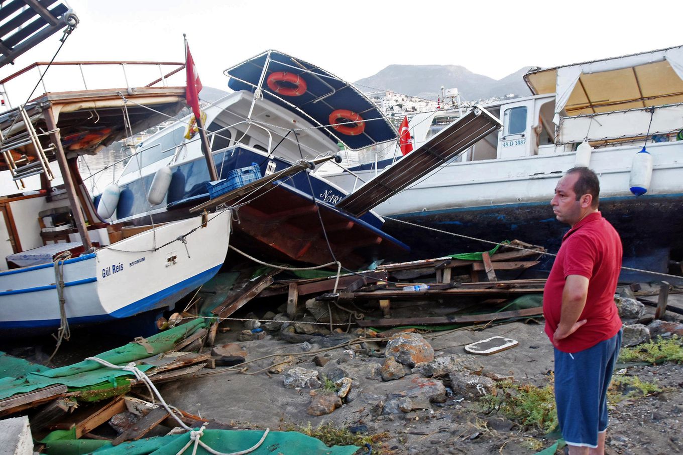 周五(7月21日)凌晨,土耳其外海发生6.7级地震,造成2死近500人伤,并引发了小型海啸。图为海啸后,在沙滩上的受损船只。(AFP PHOTO DOGAN NEWS AGENCY / Turkey OUT)