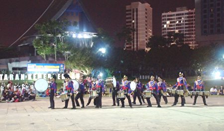 參加踩街遊行比賽的各隊伍顯風采。圖為來自馬來西亞的隊伍Golden Hornbill Drumline。 （楊曉慧／大紀元）