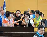 台中里鄰調整無共識　　議會藍綠爆衝突掛彩