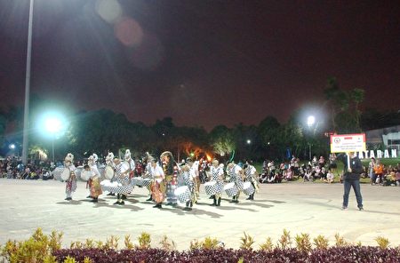 參加踩街遊行比賽的各隊伍顯風采。圖為來自印尼的隊伍Jakarta Metro Stars Drum Corps。（楊曉慧／大紀元）