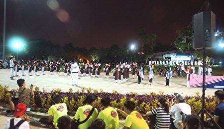 参加踩街游行比赛的各队伍显风采。图为来自泰国的队伍Supatra Kindergarten Marching Band。（杨晓慧／大纪元）