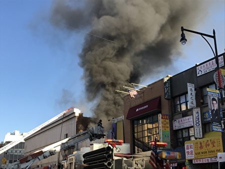 25日下午，法拉盛羅斯福大道7號地鐵口附近的「七號快車」快餐店發生大火。