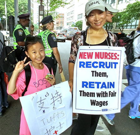華裔護士叢女士(右)和親戚Emily小妹妹也參加罷工示威。(黃劍宇/大紀元)