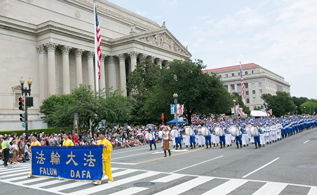  法轮功天国乐团参加美国首都独立日游行。（李莎／大纪元） 