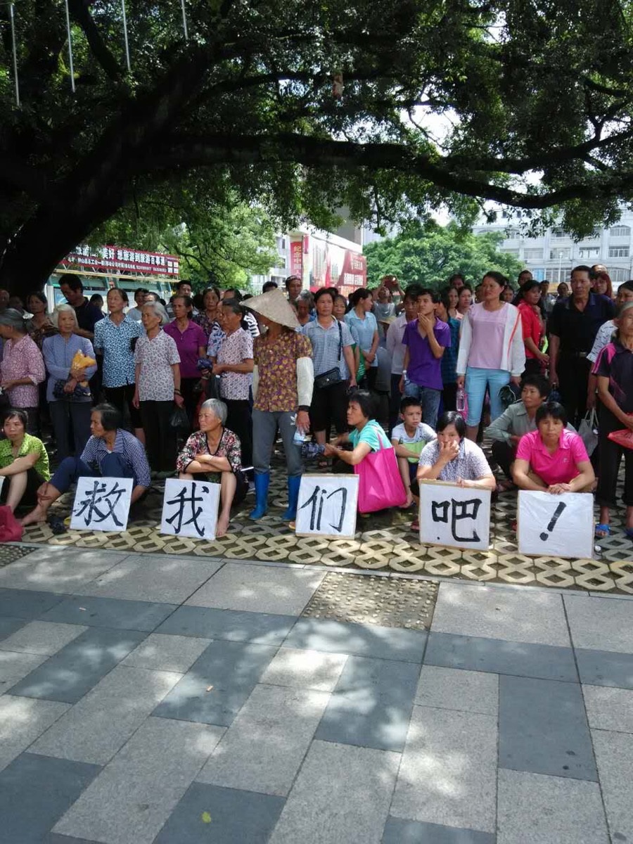 广西贺州市钟山县两安乡立头村数百村民抗议稀土开采所造成的污染问题。(村民提供)