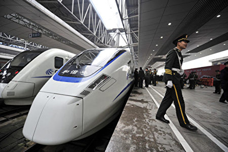 中国中车公司（CRRC）已经是仅次于通用（GE）公司的第二大列车公司，其海外目标是2020年合同额翻番，达到150亿美元。这一“宏大”目标也在引发他国担忧。(STR/AFP/Getty Images)