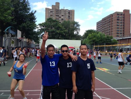 父子三人在球場上、下常切磋球藝，結成親密的父子關係，趙汝山（左）說，兩兒子甚至喊他「大哥」，三人親密得像三兄弟。
