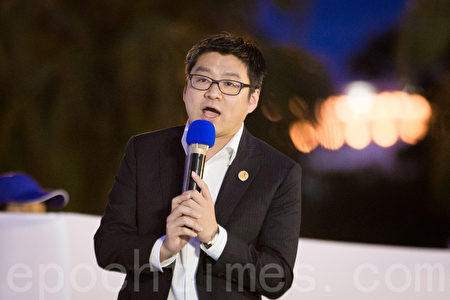 台北市議員徐弘庭聲援法輪功學員反迫害。（陳柏州／大紀元）
