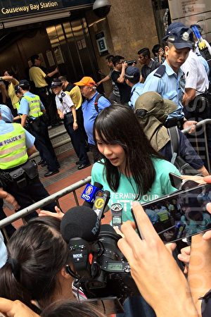 香港眾志常委周庭表示，他們街站的成員人數不多，只有一兩個成員會在地鐵站外派單張，也沒有會在地鐵站口外放梯子，不明白警方為甚麼會這樣處理。（黃瑞秋／大紀元）