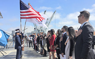 7月3日，76位湾区民众，在大黄蜂航空母舰的飞行甲板上宣誓成为美国公民。（李文净／大纪元）