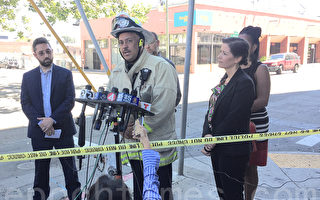 奥克兰临时消防局长达林‧怀特在火灾现场举行记者会介绍情况，市长薛利比（右）也到场。（李文净／大纪元）
