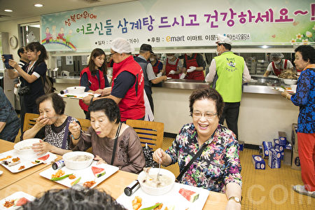 7月12日是初伏，初伏天韓國有吃參雞湯滋補身體的習慣。這一天中午，韓國首爾東大門區準備了熱乎乎的參雞湯為900名孤寡老人及生活生活困難老人效勞。（全景林／大紀元）