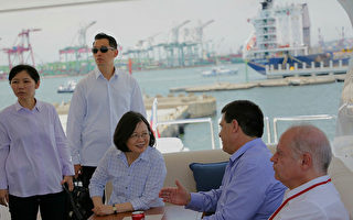 組圖：海陸高規格維安 蔡英文巴國總統遊艇環港