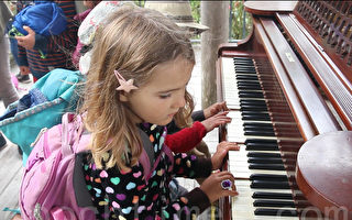 孩子们对植物园里有钢琴非常兴奋，都上前玩一玩。（大纪元）