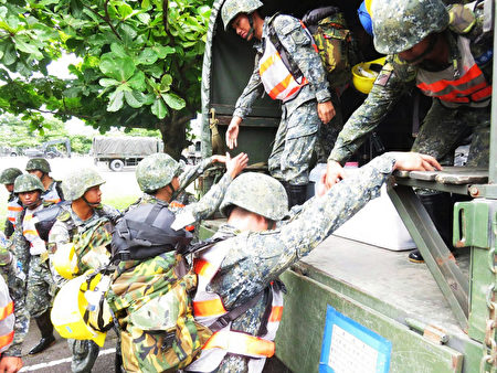 台风尼莎逼近 台湾发布陆警 动员防台