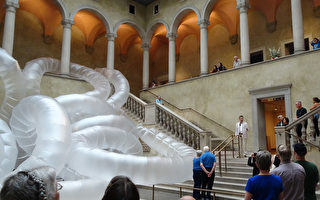 「再生萬物」特展茶會現場，黃世傑的作品在渥斯特美術館之中央大廳展出。(經文處提供)