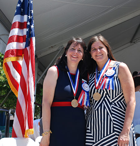 姐姐Lisa Sienkiewicz(左)和妹妹Gail Parella(右)擔任2017年的Chief Marshals。(王尚德/大紀元)