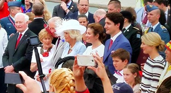 加拿大总理、总督携分别携家人，到访的英国查尔斯王子夫妇出席了150周年国庆典礼。（新唐人截图）