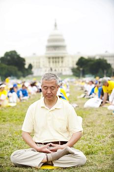二零一四年七月汪志远在华盛顿DC参加法轮功集会（大纪元）