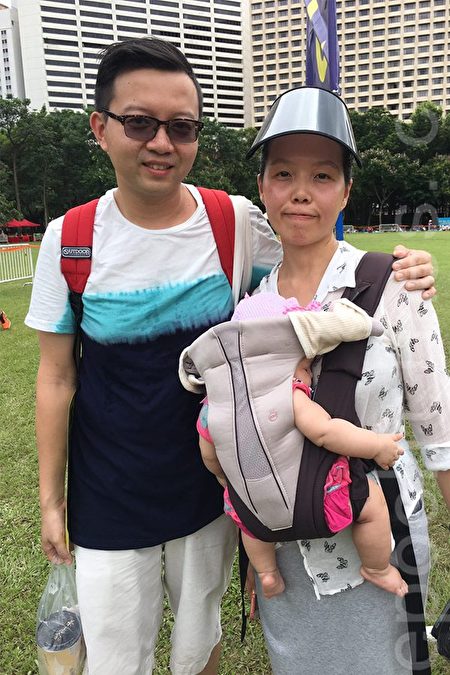 港人夫婦陳生陳太帶同4個月大BB參加遊行。（黃瑞秋／大紀元）