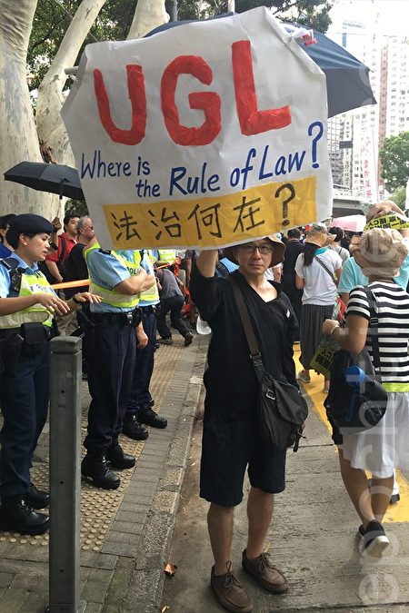 从事建筑业的姚先生自制抗议梁振英UGL事件的道具上街。（林怡／大纪元）