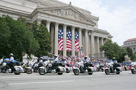 2017年华府国家独立日大游行。华盛顿特区警察局摩托车队引领。（李莎／大纪元）