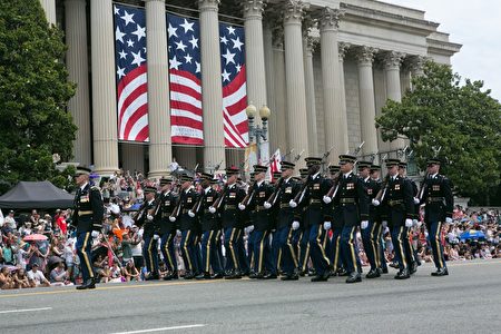 2017年华府国家独立日大游行。美国陆军仪仗队。（李莎／大纪元）