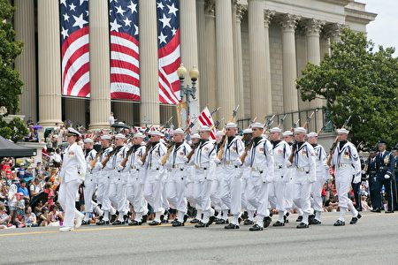 2017年华府国家独立日大游行。美国海军仪仗队。（李莎／大纪元）