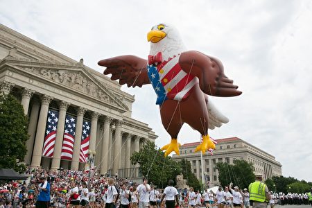 2017年华府国家独立日大游行。美国国鸟白头海雕的巨型气球。（李莎／大纪元）