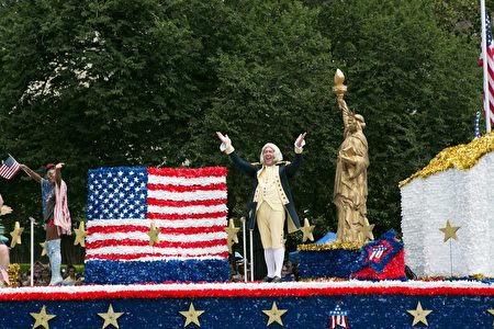 2017年华府国家独立日大游行。扮演美国历史人物的花车。（李莎／大纪元）