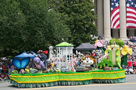 2017年华府国家独立日大游行。仿照夏日花园的花车展示。（李莎／大纪元）