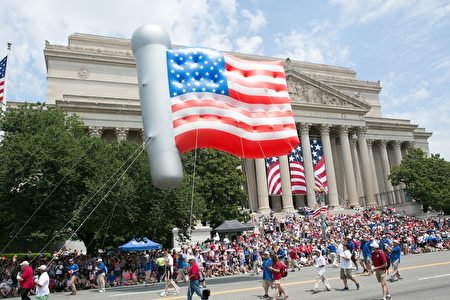 2017年华府国家独立日大游行。美国国旗图案巨型气球。（李莎／大纪元）