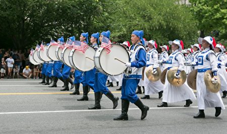 2017年华府国家独立日大游行。天国乐团演奏了《星条旗永不落》《法轮大法好》《神圣的歌》和《凯旋》等乐曲。（李莎／大纪元）