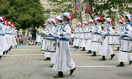 2017年华府国家独立日大游行。身着蓝白色中国古装的天国乐团已经连续十二年应邀参加。（李莎／大纪元）