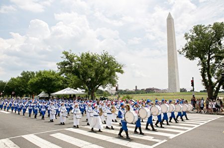 2017年华府国家独立日大游行。天国乐团经过华盛顿纪念碑。（李莎／大纪元）