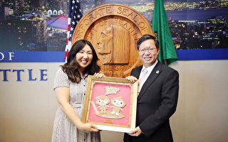 桃园市长郑文灿（右）率市府团队访美西，6日前往西
雅图市政府，拜会西雅图副市长Hyeok Kim（左）。（桃园市政府新闻处／提供）